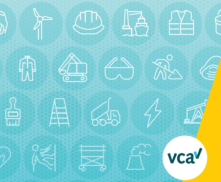 Bouwvakker met veiligheidshelm en -hesje op de werkvloer, symbool voor de nieuwe VCA 2026/6.1-norm voor veilig en gezond werken